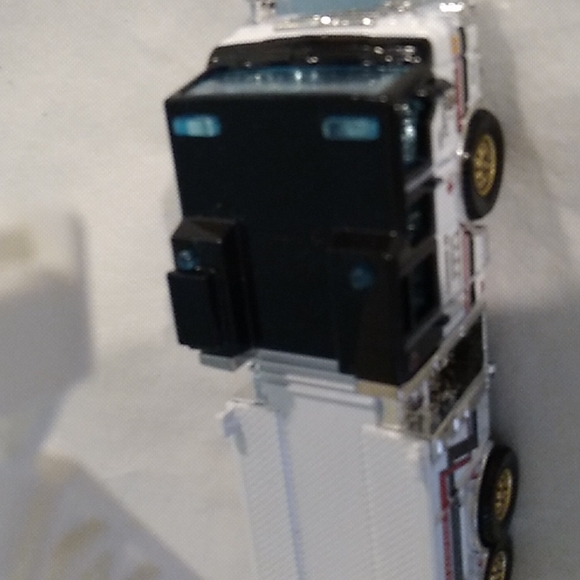 SALE! 2009 Mattel Matchbox Jensen Fire Dept. Ladder 5 - Picture 10 of 17